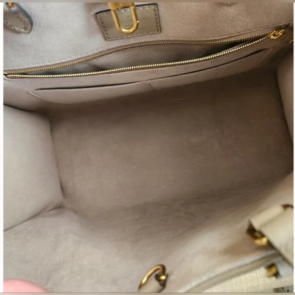 Louis Vuitton Giant Monogram Empreinte Tourterelle Onthego MM - Picture 4 of 15